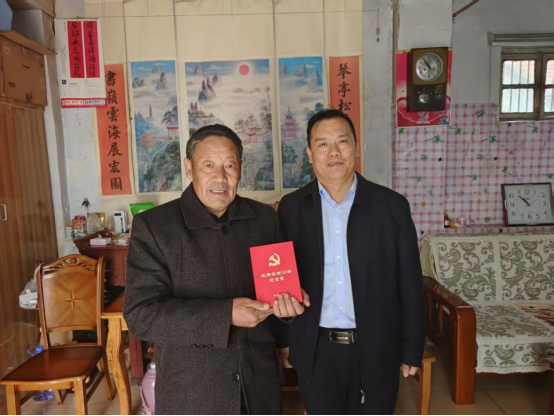 歡城煤礦開展“光榮在黨50年”紀(jì)念章頒發(fā)走訪慰問活動